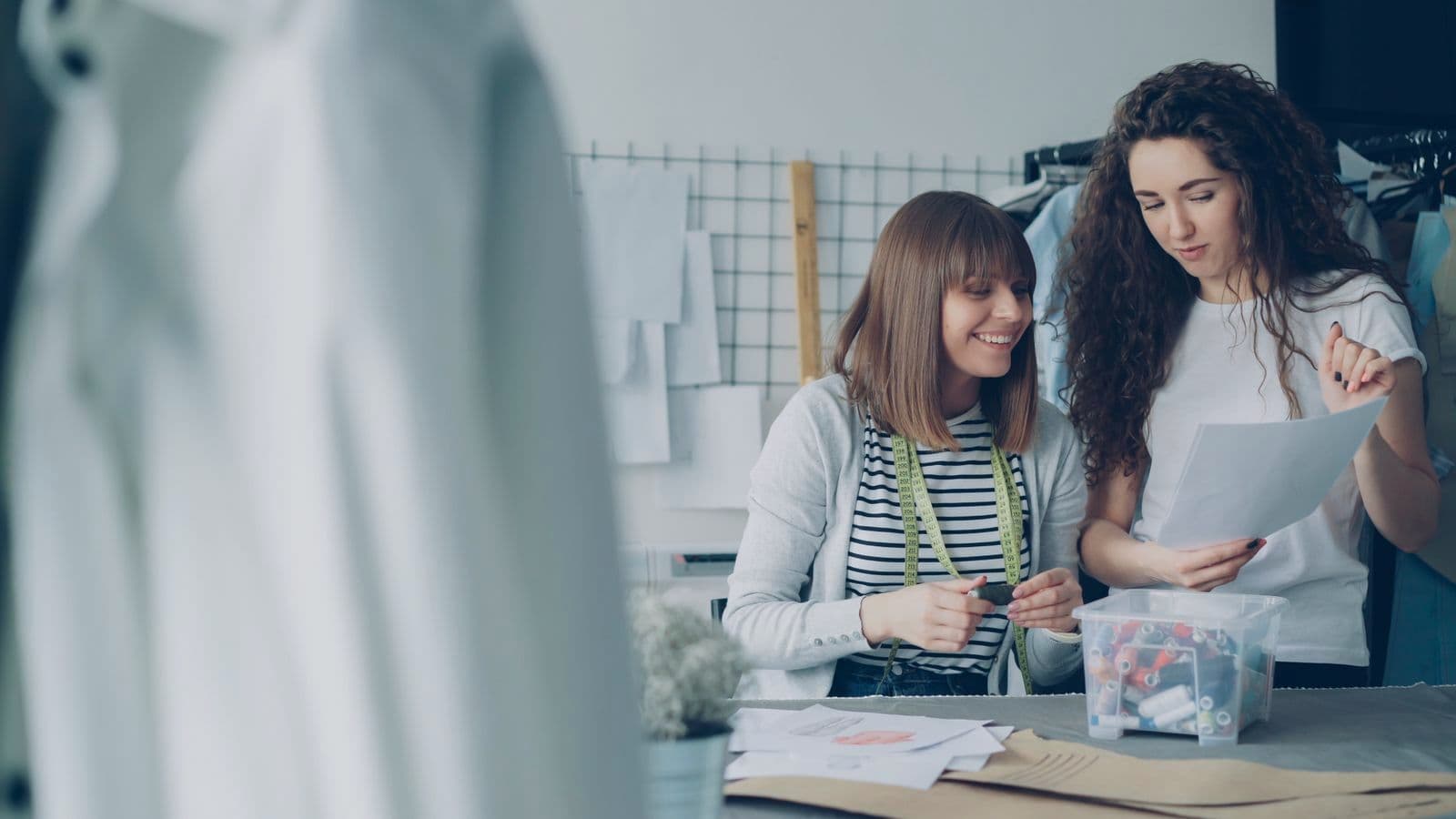 Deux couturières travaillent ensemble dans leur atelier.
