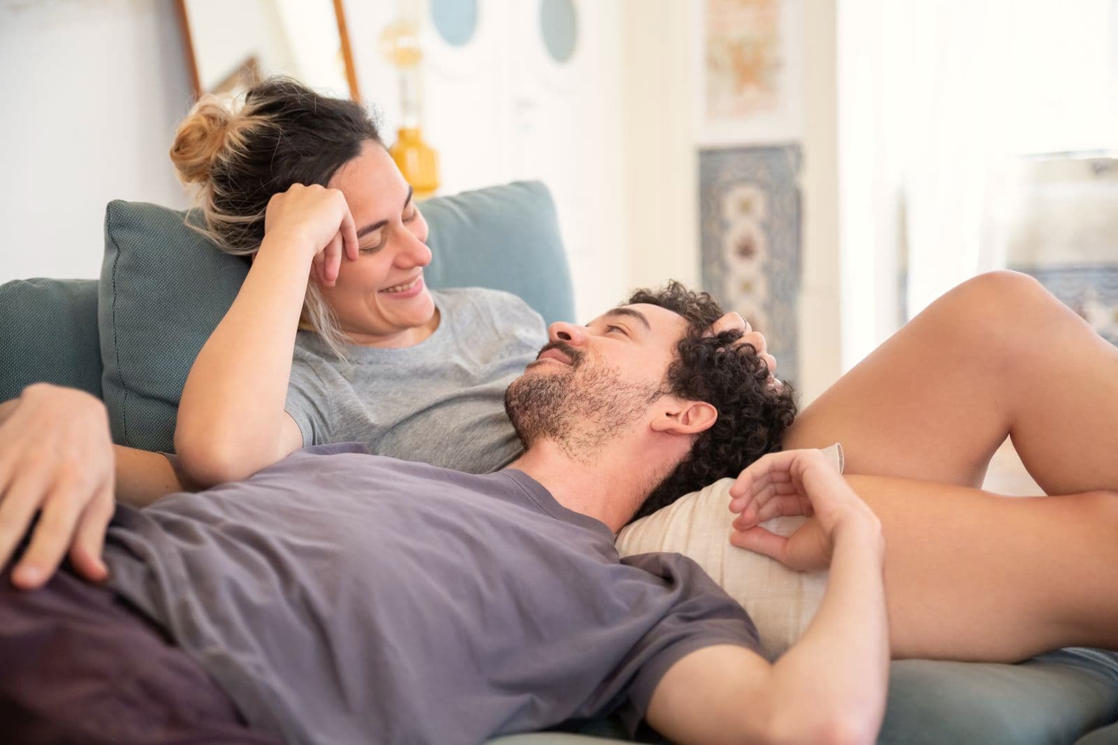 Un couple se détend sur le canapé de son salon.